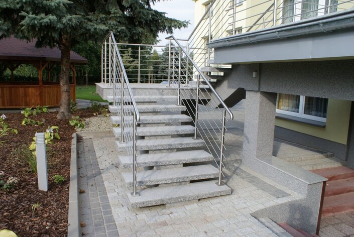 Zalety schodów granitowych zewnętrznych